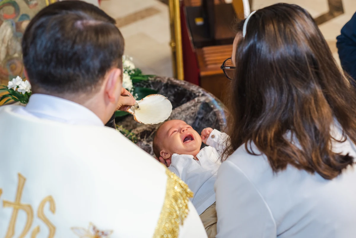 Fotograf botez Iași – bebeluș plângând la Biserica Adormirea Maicii Domnului