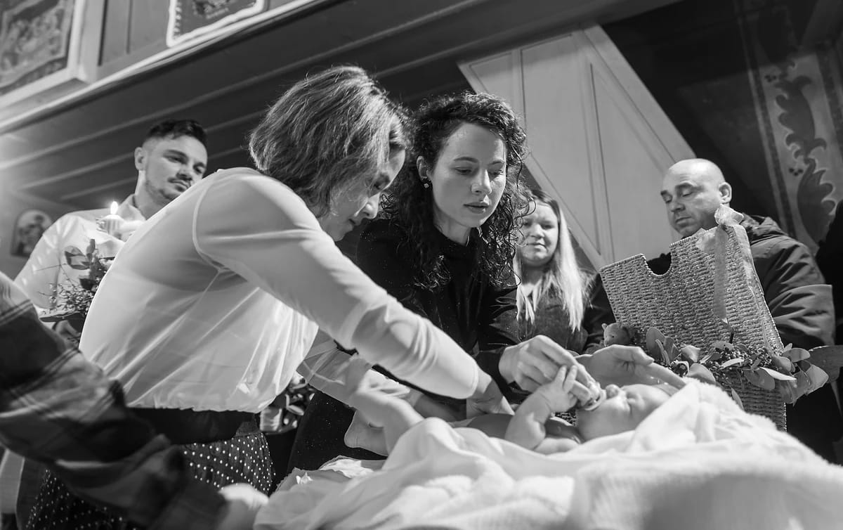 Botez la Biserica Sfinții Petru și Pavel din Păun, Iași – ritual cu familia
