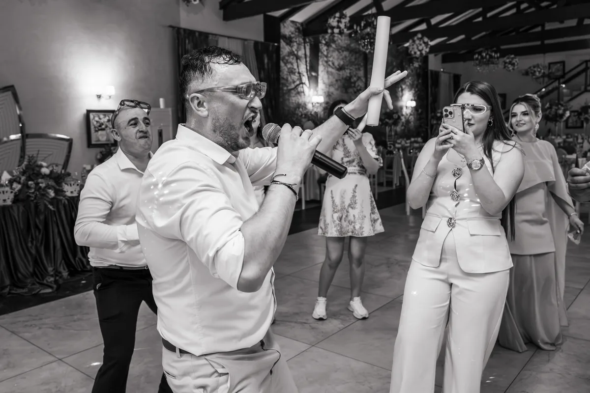 Petrecere de botez alb-negru la Hanul Marioarei, Roman – moment de karaoke