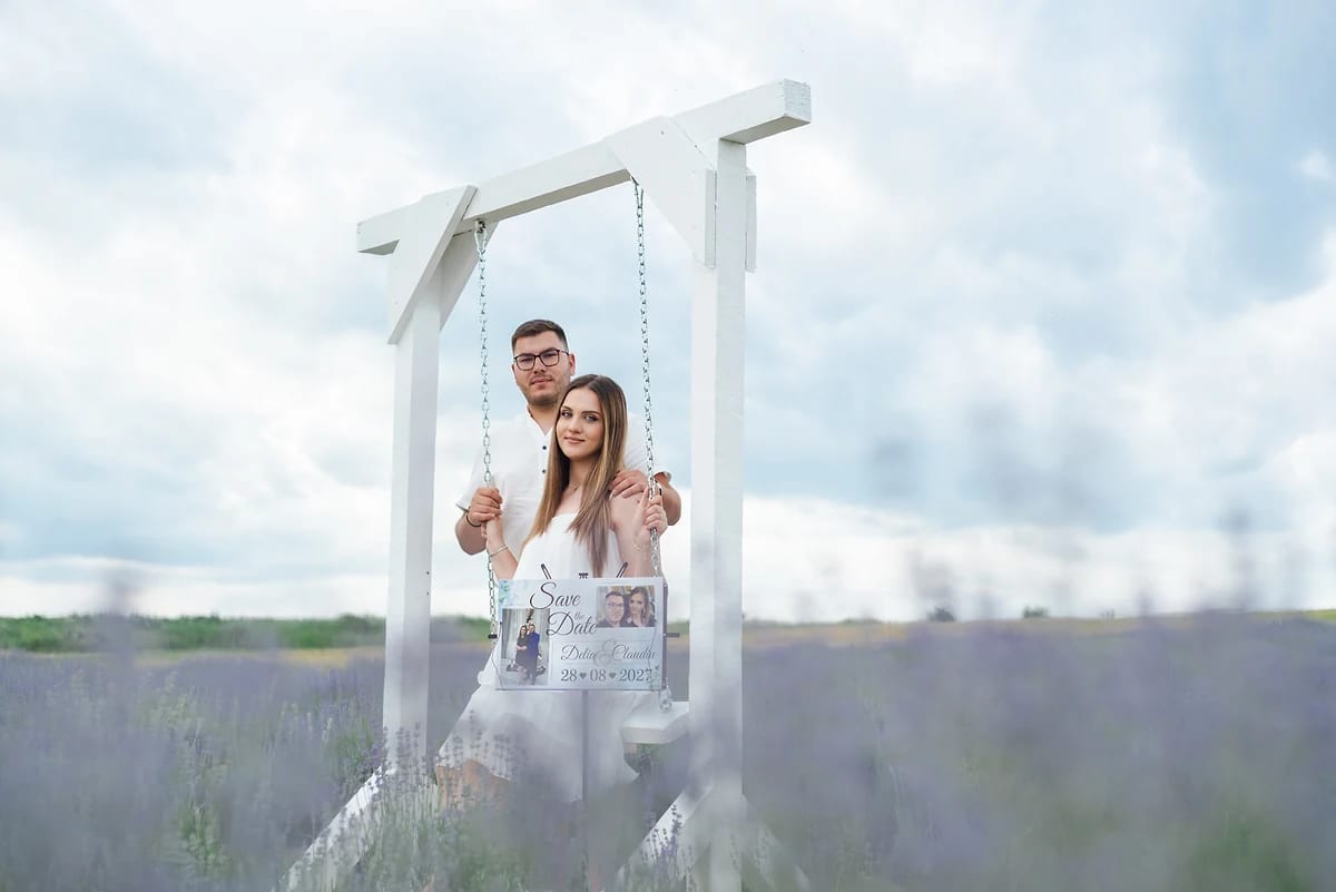 Ședință foto Save the Date în lanul de lavandă de la Hărmănești – cuplu pe leagăn