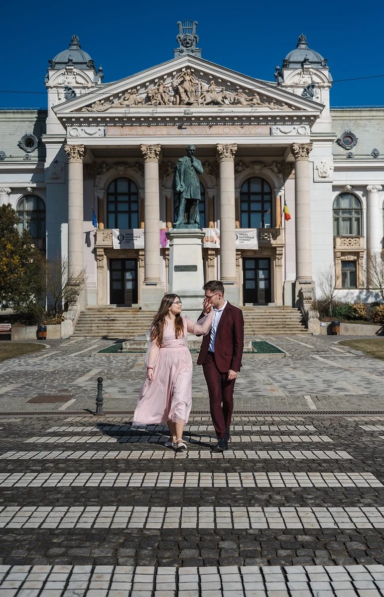 Save the Date Iași – cuplu în fața Teatrului Național, plan larg