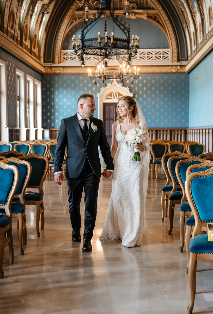 Mirii pe culoarul sălii cu tavan pictat și scaune albastre, Palatul Culturii Iași