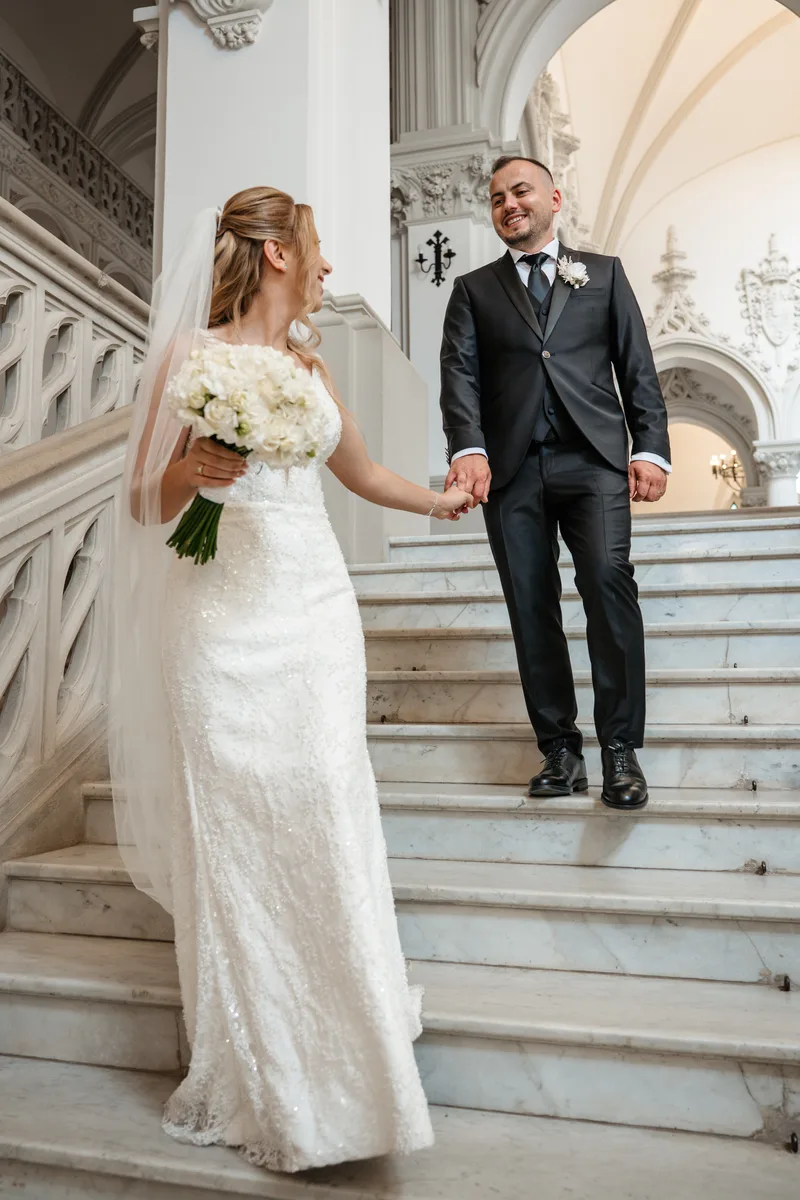 Mirii ținându-se de mână pe treptele de marmură ale Palatului Culturii Iași